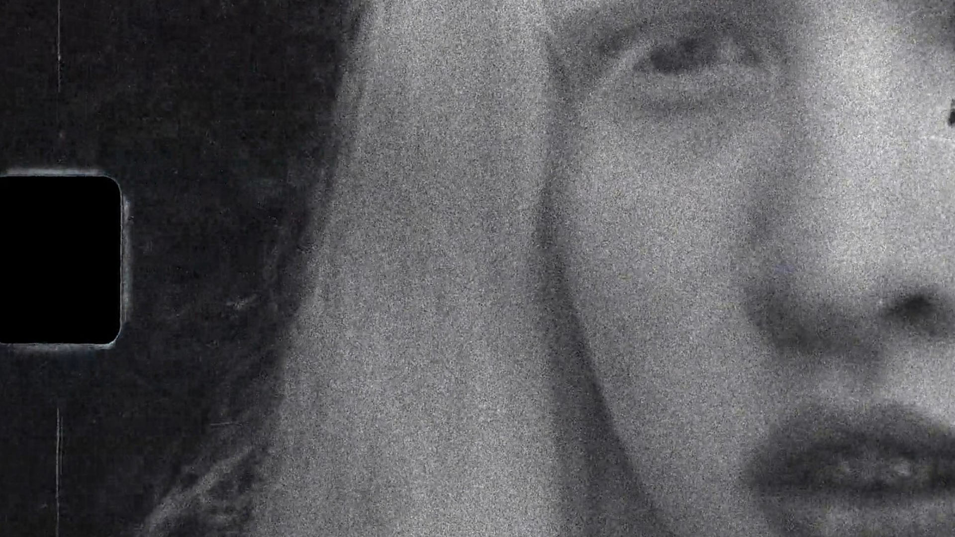 Sarah Seené, Lumen, 2019 Image noir et blanc, jeune fille albinos aux cheveux blancs/bloncs