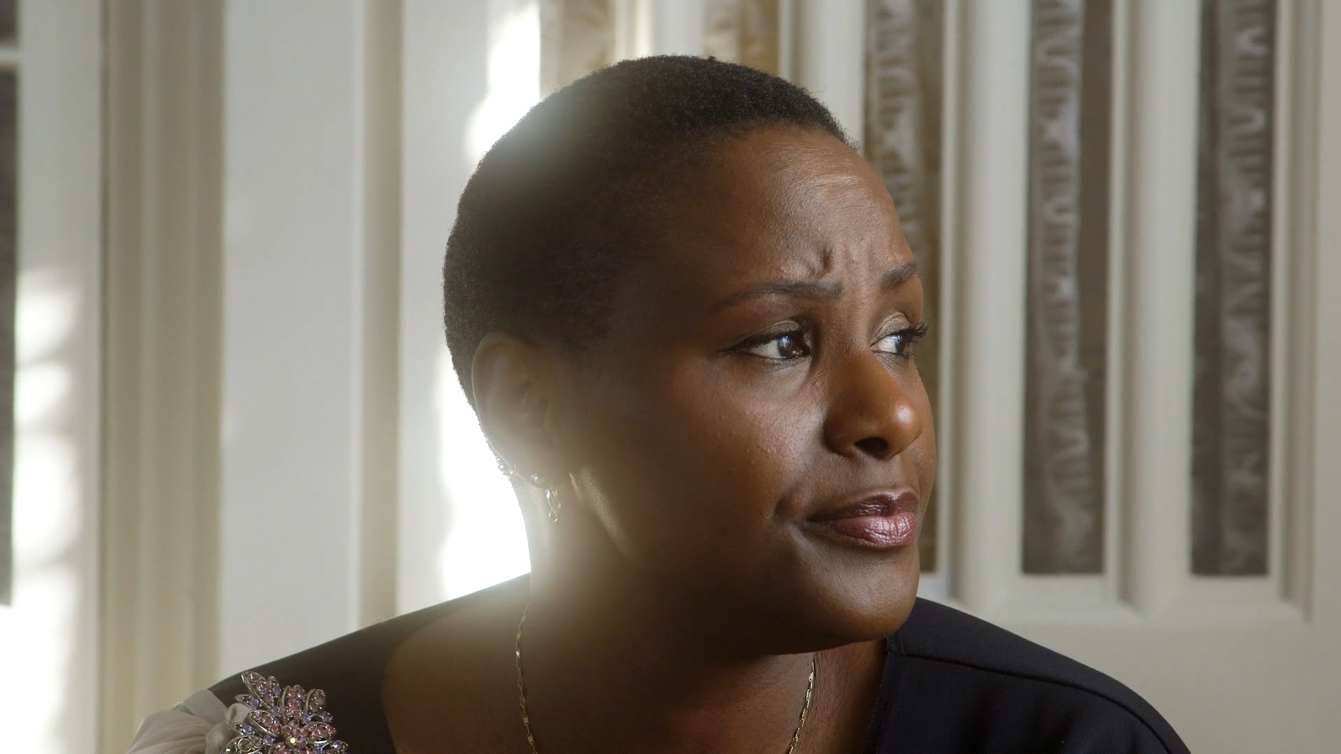 Laura Kamugisha, Trait d'union couleur couleur, portrait d'une femme de profil